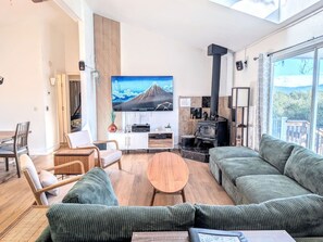 Smart TV, fireplace, stereo, computer monitors