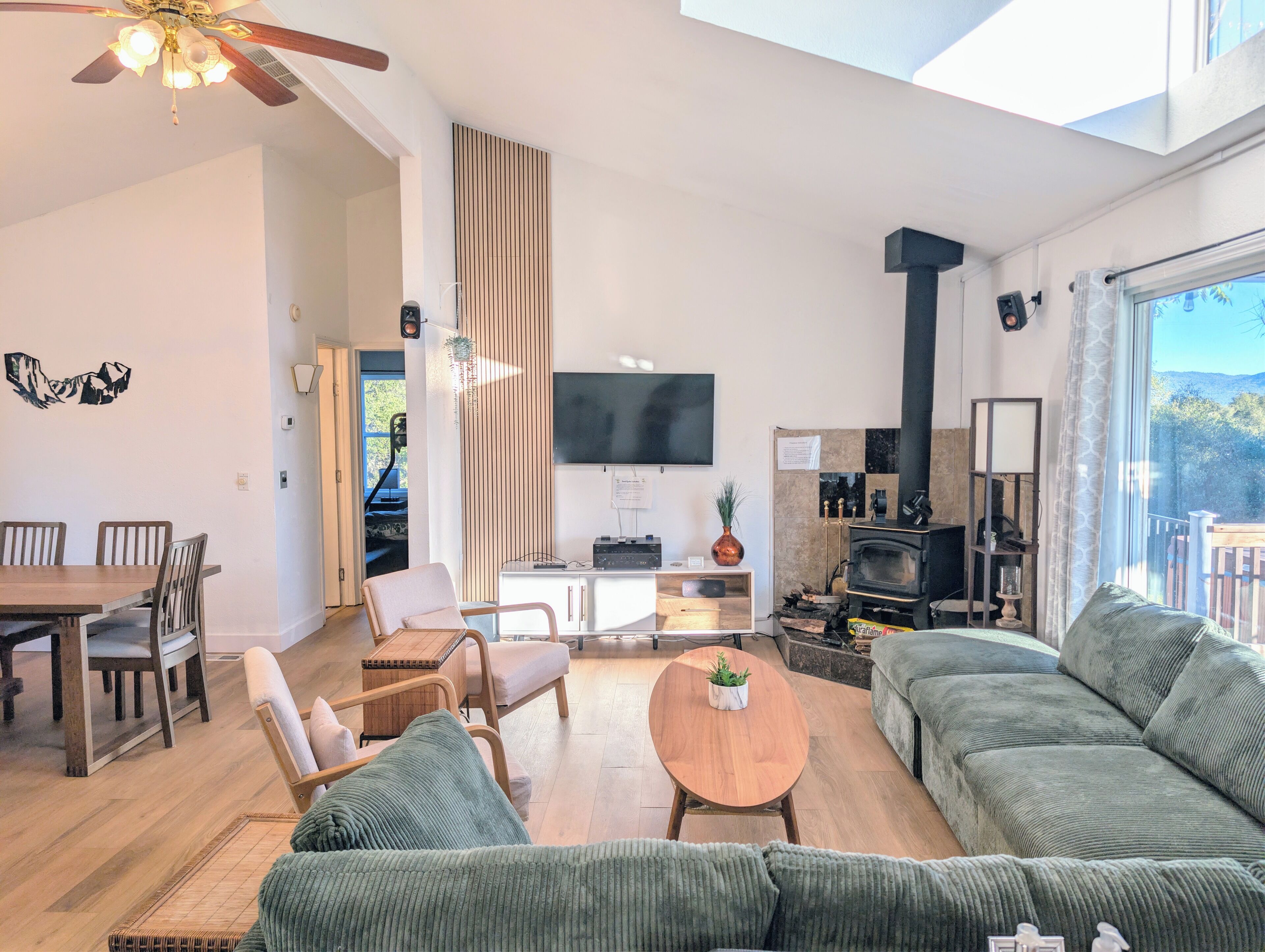 Smart TV, lareira, aparelho de som, monitores de computador