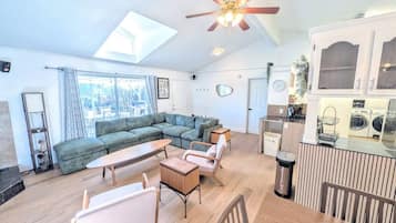 Smart TV, fireplace, stereo