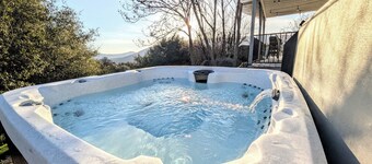 3BR Private 8 Acre Spa Retreat - BBQ, Patio, Views