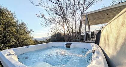 3BR Private 8 Acre Spa Retreat - BBQ, Patio, Views