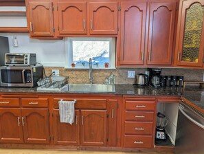 Køleskab, mikrobølgeovn, ovn, kogeplade