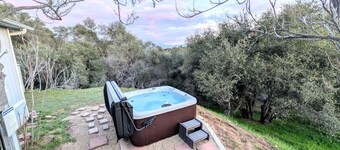 8 Acre Spa Retreat | BBQ, Patio, Views, 3BR