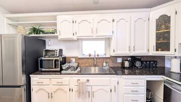 Geladeira, micro-ondas, fogão, cooktop