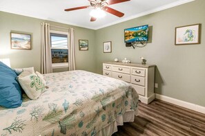 2 Schlafzimmer, Schreibtisch, Bügeleisen/Bügelbrett, Reisekinderbett