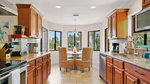 Fridge, microwave, oven, stovetop - Fabulous Waterfront Villa Sleeps 10 Heated Pool&New Spa SUP Kayak drive to beach (Palm Coast)