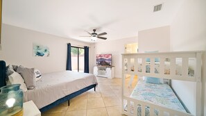 3 habitaciones, escritorio y tabla de planchar con plancha