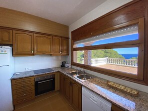 Micro-ondas, fogão, lava-louças, cafeteira/chaleira