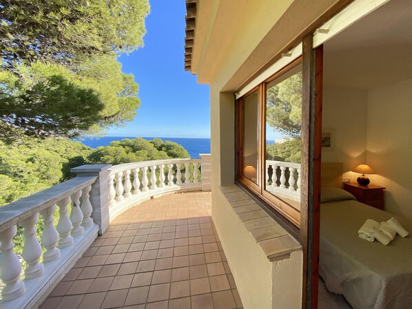 Property grounds - Holiday rental villa with sea view in Begur, Sa Tuna (Begur)