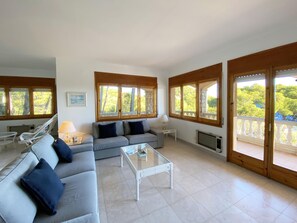 TV - Holiday rental villa with sea view in Begur, Sa Tuna (Begur)