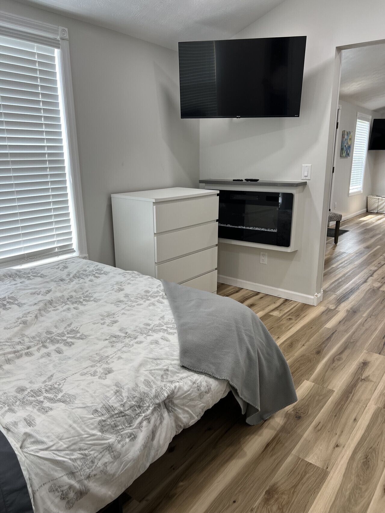 2 間睡房、書桌、熨斗/熨衫板、可攜式嬰兒床