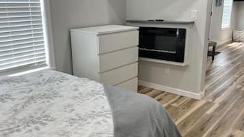 2 間睡房、書桌、熨斗/熨衫板、可攜式嬰兒床