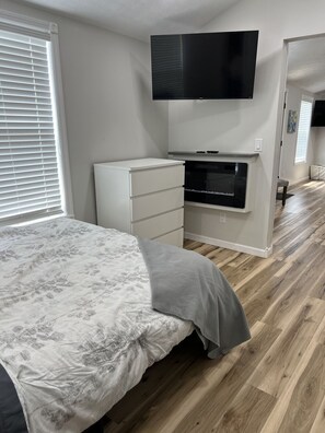 2 soverom, skrivebord, strykejern/-brett og reiseseng for barn