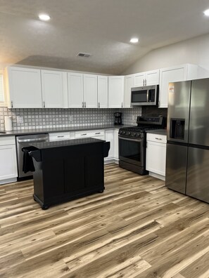 Refrigerador, microondas, horno, placa de cocina