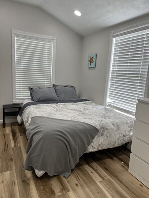 2 bedrooms, desk, iron/ironing board, travel crib