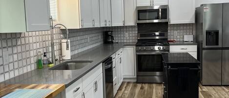 Kühlschrank, Mikrowelle, Ofen, Herdplatte