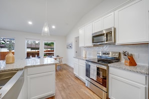 Kjøleskap, mikrobølgeovn, ovn og kokeplater