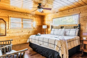 3 soveværelser, skrivebord, strygejern/strygebræt, weekendseng