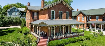 Charming Historic 4 Bedroom with Hot Tub