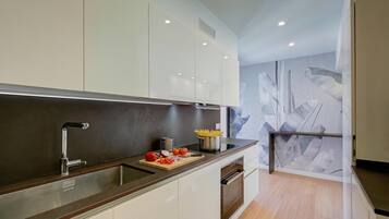 Réfrigérateur, micro-ondes, four, plaque de cuisson