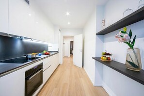 Kühlschrank, Mikrowelle, Ofen, Herdplatte