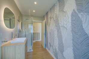 Dusche, Haartrockner, Bidet, Handtücher