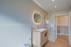 Shower, hair dryer, bidet, towels