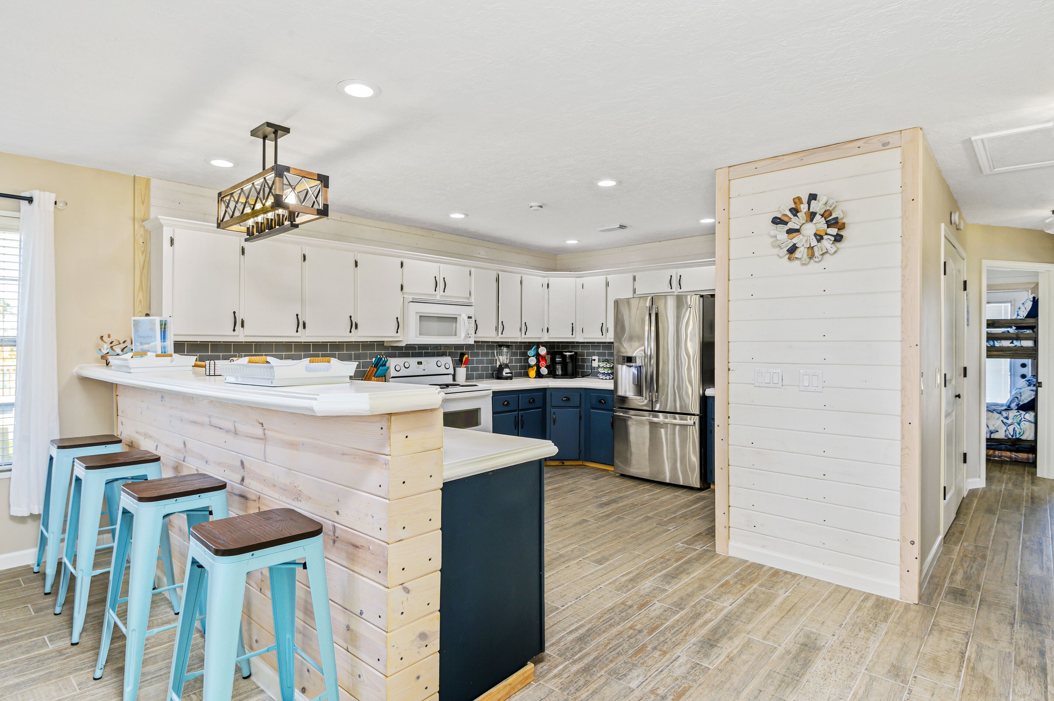 冷蔵庫、電子レンジ、オーブン、コンロ