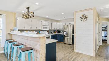 冷蔵庫、電子レンジ、オーブン、コンロ