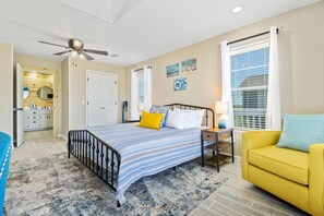 3 chambres, bureau, fer et planche à repasser, lit de bébé portatif