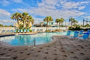 من حمّامات السباحة المغطاة، حمّام سباحة خارجي