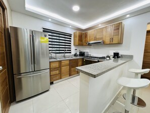 Réfrigérateur, micro-ondes, four, cafetière/bouilloire