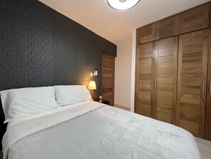 4 bedrooms, iron/ironing board, WiFi