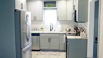 KylskÄp, mikrovÄgsugn, ugn och spishÀll