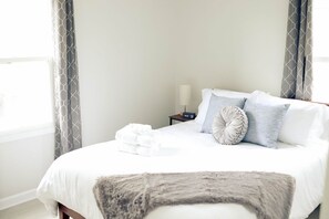 3 habitaciones, tabla de planchar con plancha y cuna de viaje