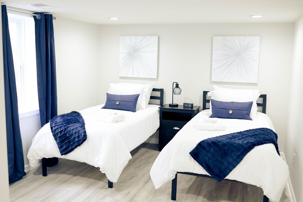 3 habitaciones, tabla de planchar con plancha y cuna de viaje 