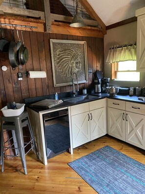 Kjøleskap, mikrobølgeovn, ovn og kokeplater