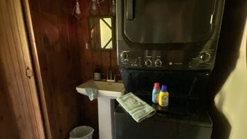 Douche, sĂšche-cheveux, serviettes fournies, savon