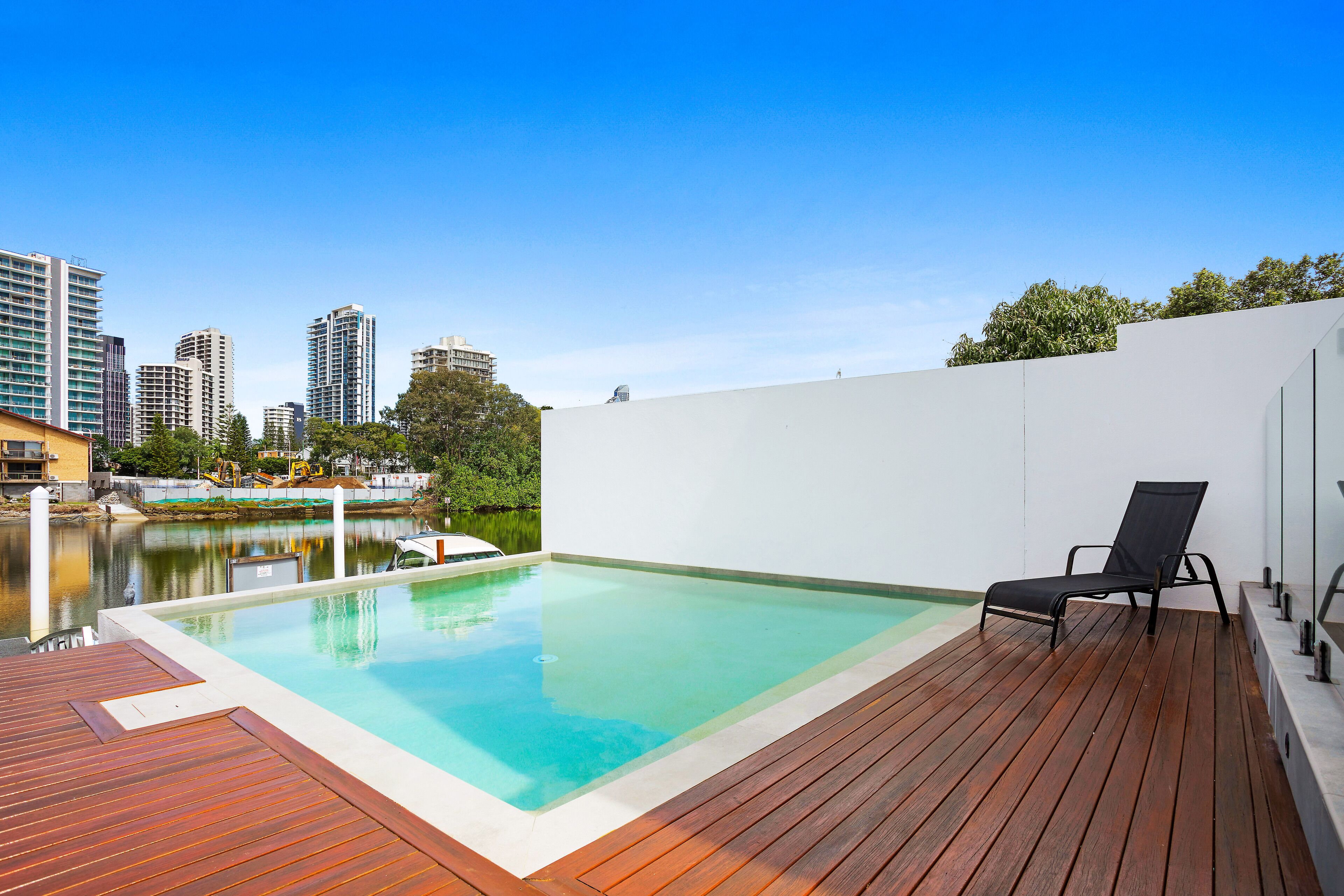 Stunning Waterfront Home in Surfers Paradise.\nHeated Pool and Pet Friendly — image 8