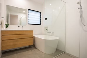 Badekar, hårføner, håndklær og såpe