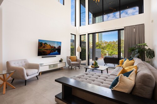 Stunning Waterfront Home in Surfers Paradise.
Heated Pool and Pet Friendly