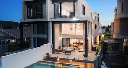 Stunning Waterfront Home in Surfers Paradise.
Heated Pool and Pet Friendly