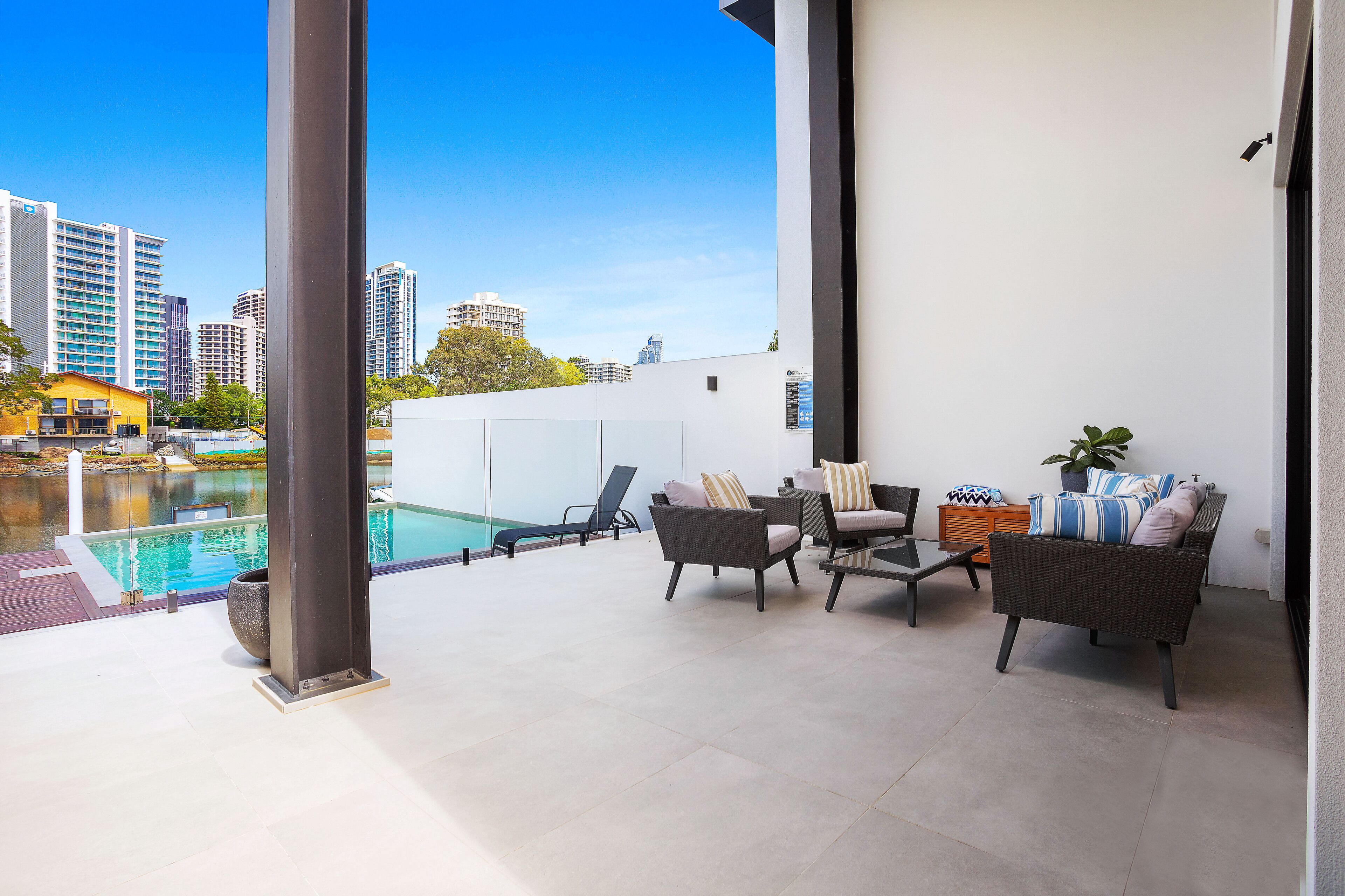 Stunning Waterfront Home in Surfers Paradise.\nHeated Pool and Pet Friendly — image 20