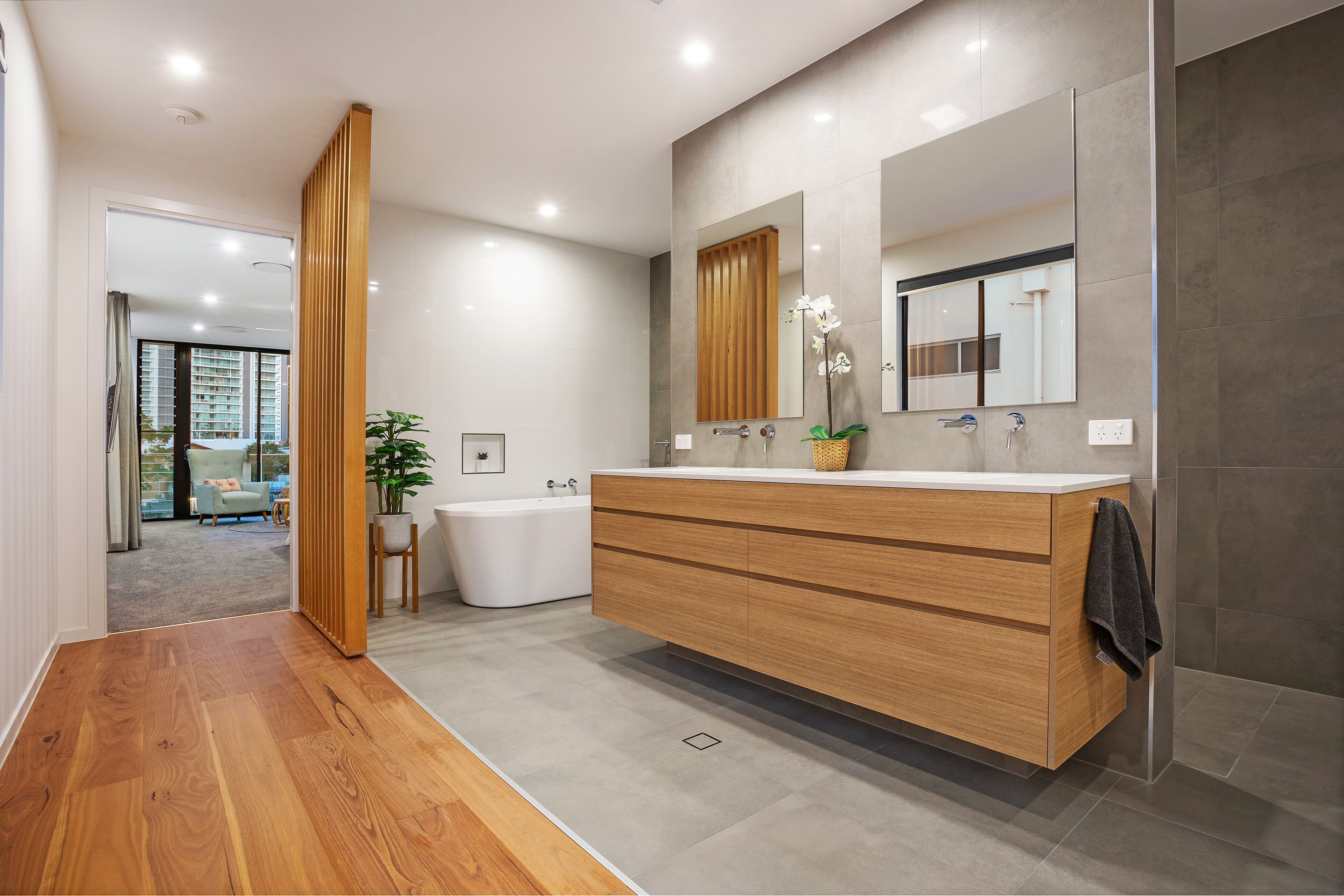 Stunning Waterfront Home in Surfers Paradise.\nHeated Pool and Pet Friendly — image 12