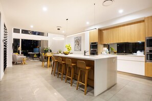 Fridge, microwave, oven, stovetop - Stunning Waterfront Home in Surfers Paradise.
Heated Pool and Pet Friendly (Surfers Paradise)