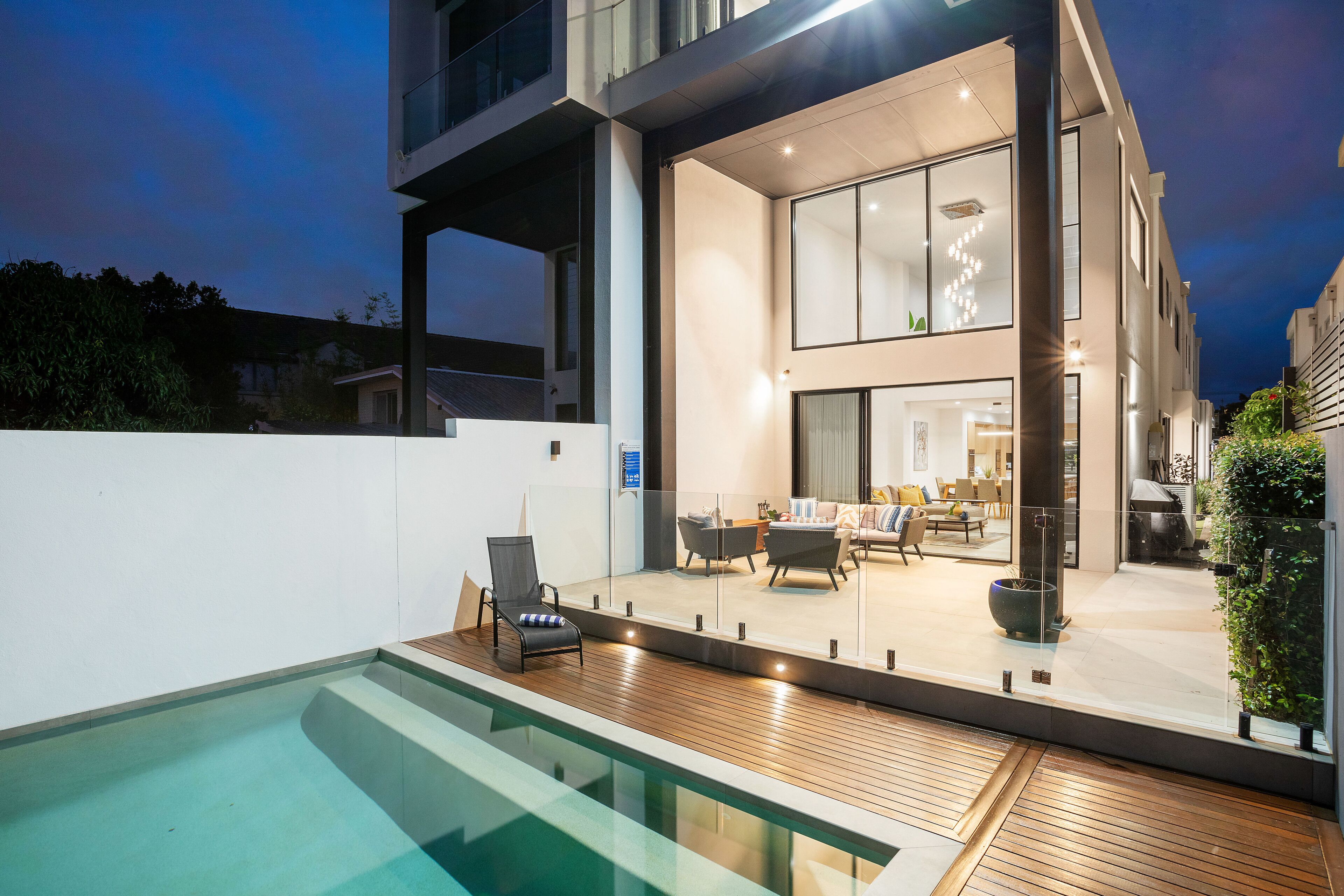 Stunning Waterfront Home in Surfers Paradise.\nHeated Pool and Pet Friendly — image 5