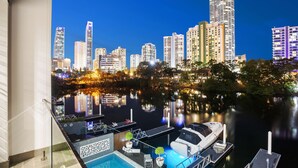 A waterfront view with a pool and dock, reflecting city buildings and a clear sky. - Stunning Waterfront Home in Surfers Paradise.
Heated Pool and Pet Friendly (Surfers Paradise)