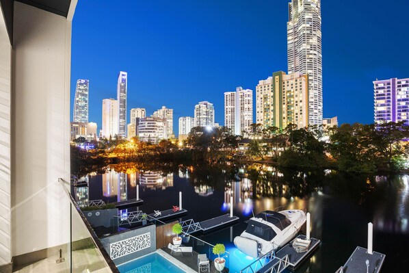 Outdoor pool, a heated pool - Stunning Waterfront Home in Surfers Paradise.
Heated Pool and Pet Friendly (Surfers Paradise)