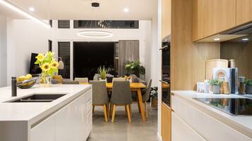 雪櫃、微波爐、焗爐、爐具