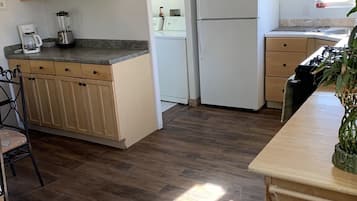 Réfrigérateur, micro-ondes, plaque de cuisson, cafetiÚre/bouilloire